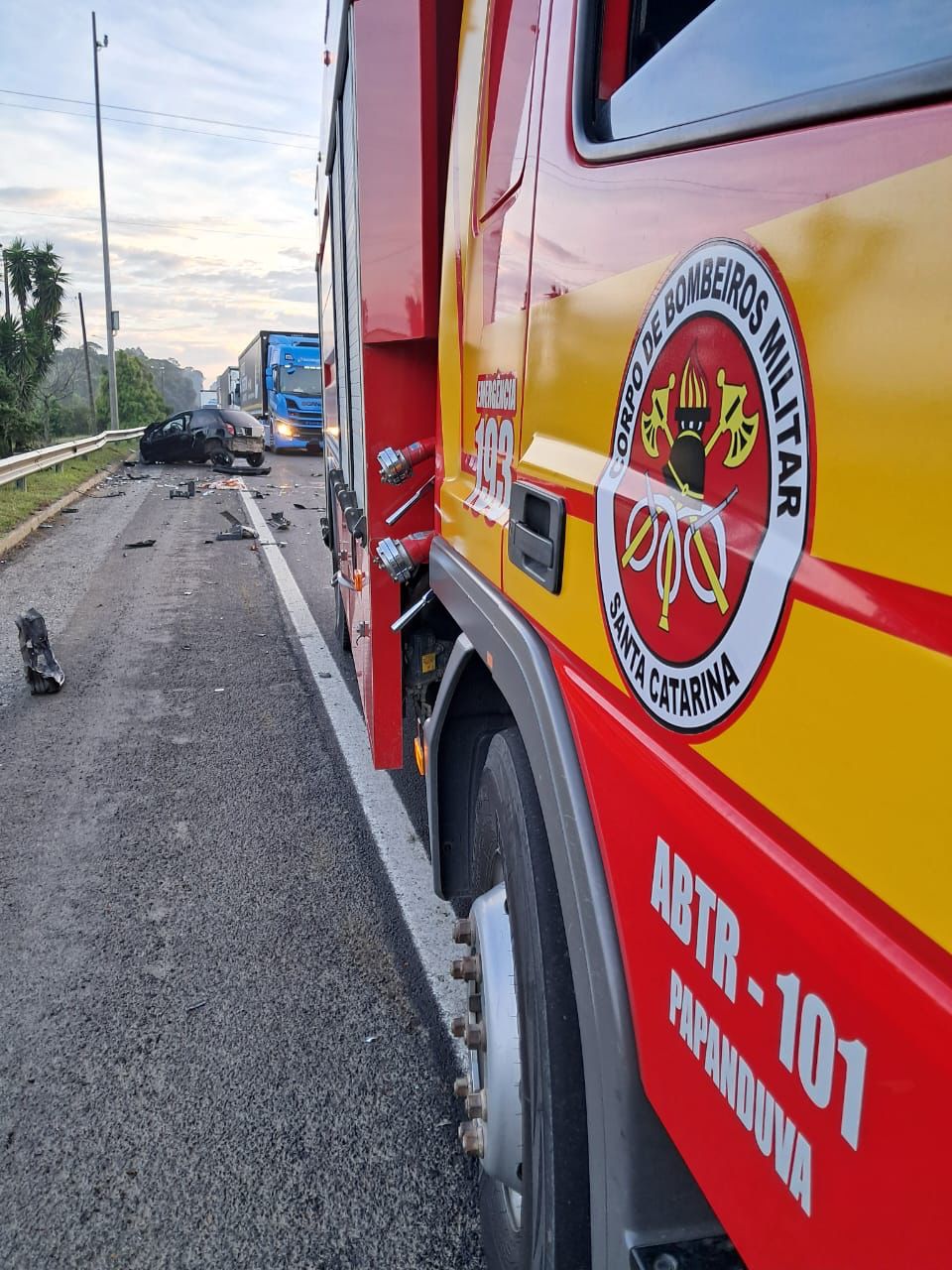 Grave colisão entre carro e caminhões deixa motorista em estado crítico na BR-116, em Papanduva