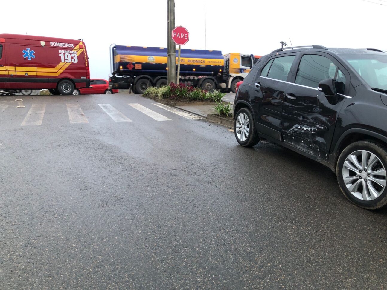 Acidente entre carro e moto mobiliza socorristas na SC-418 em São Bento do Sul