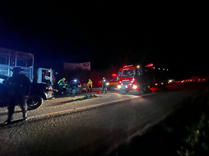 Grave colisão entre caminhão e pick-up deixa um ferido em estado grave na BR-280, em Mafra