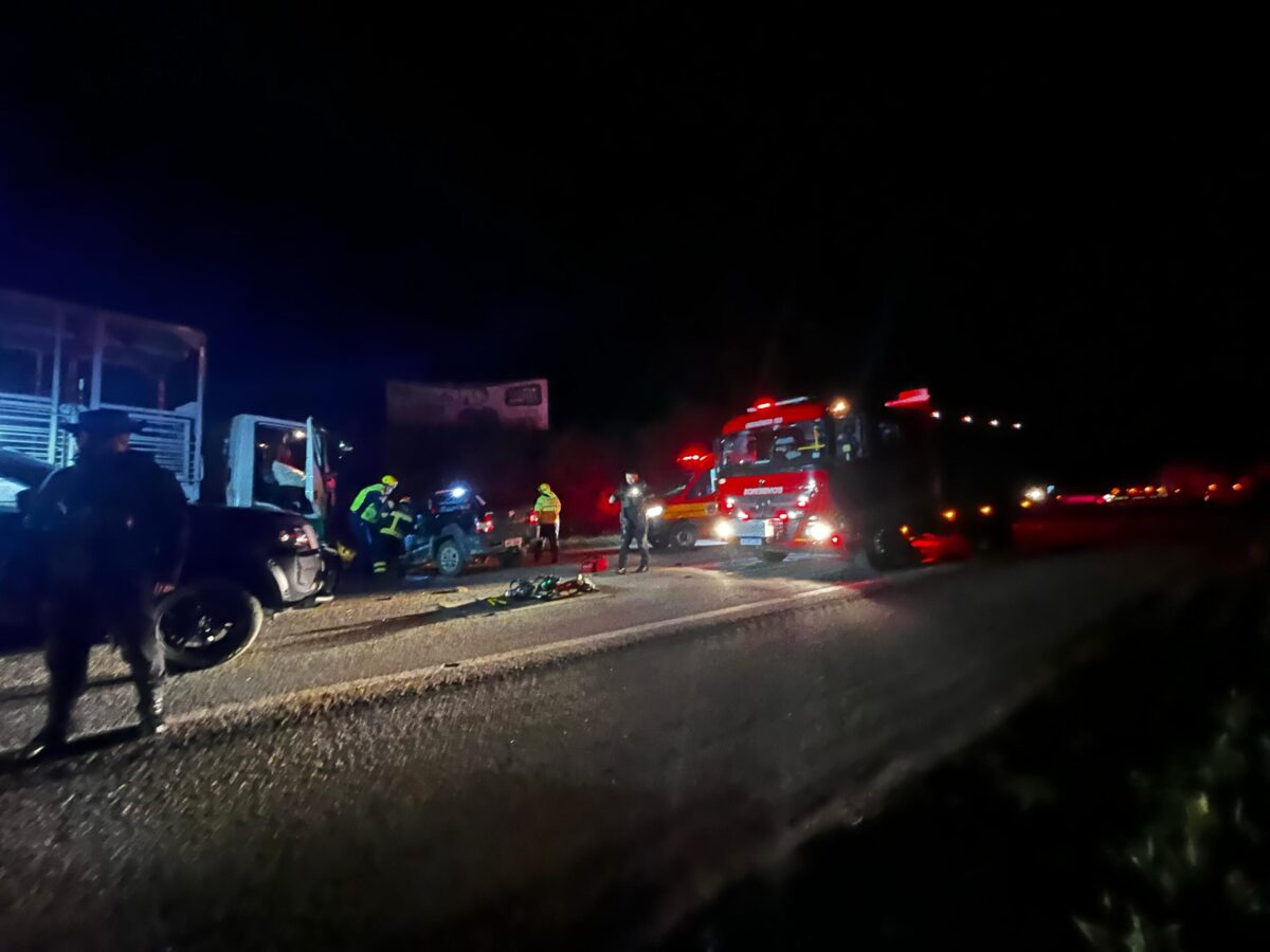 Grave colisão entre caminhão e pick-up deixa um ferido em estado grave na BR-280, em Mafra