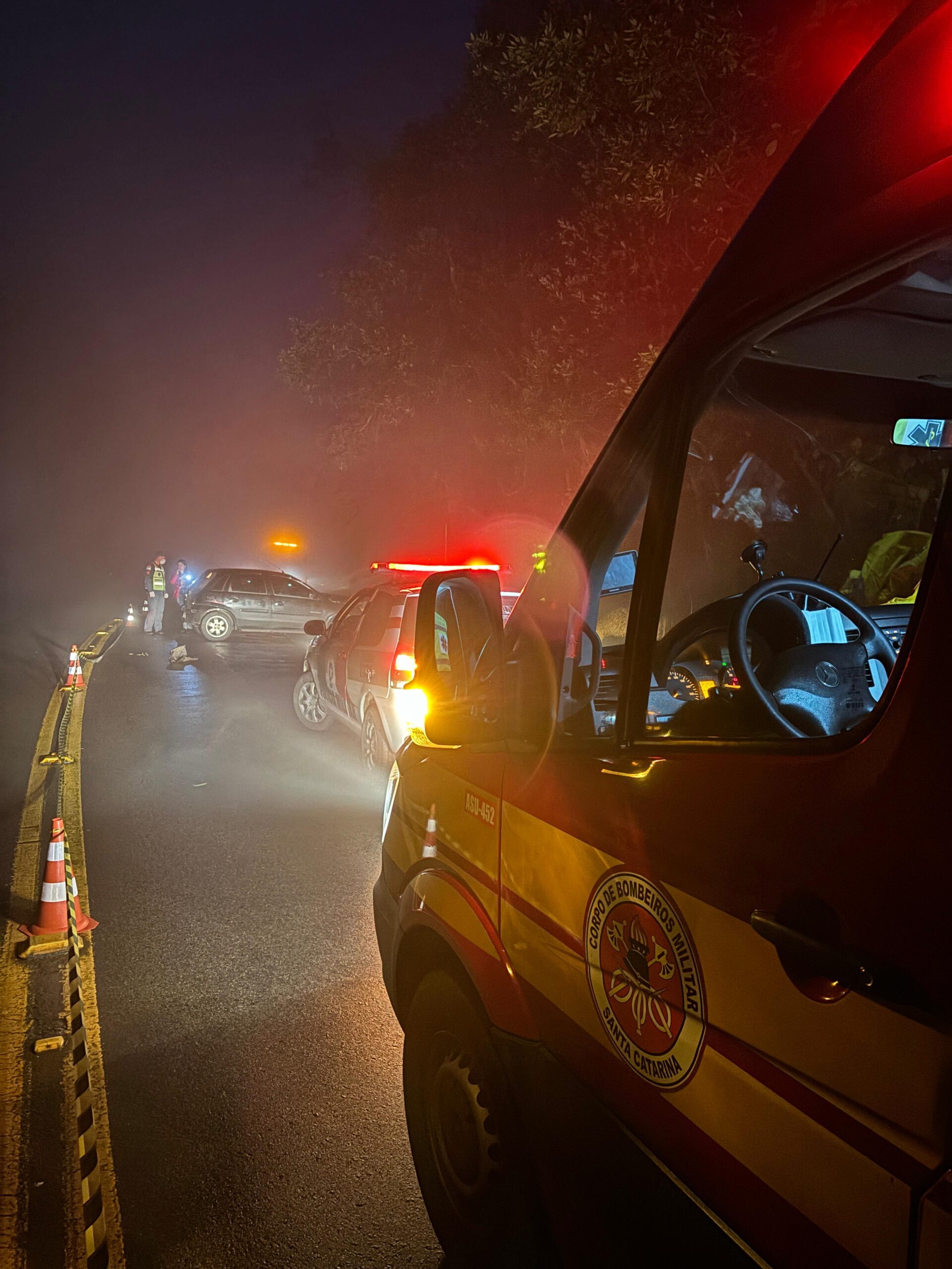 Saída de pista na Serra Dona Francisca deixa três pessoas feridas em Campo Alegre