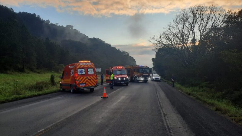 Colisão frontal entre carro e carreta deixa dois feridos na BR-470 em Agronômica