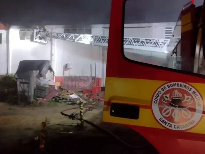 Incêndio de grande proporção atinge depósito de mercado e mobiliza bombeiros do Sul de SC