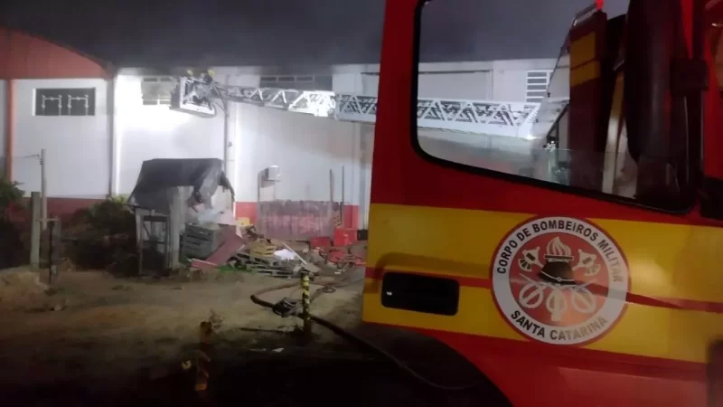 Incêndio de grande proporção atinge depósito de mercado e mobiliza bombeiros do Sul de SC