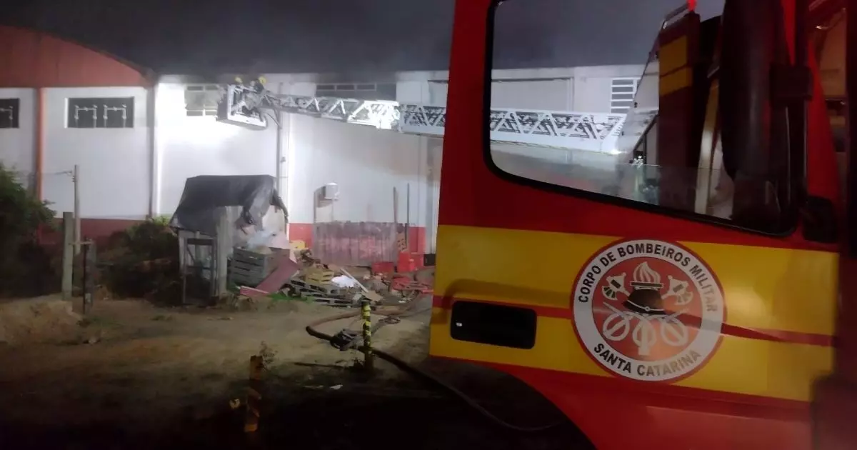 Incêndio de grande proporção atinge depósito de mercado e mobiliza bombeiros do Sul de SC