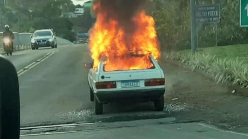 Ela preferiu queimar o carro do que deixar com o guincho: cena termina com prisão em SC
