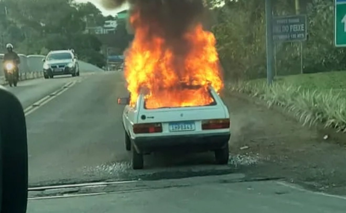 Ela preferiu queimar o carro do que deixar com o guincho: cena termina com prisão em SC