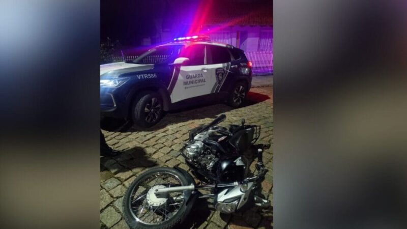 Motociclista bate em viatura da Guarda Municipal após ser flagrado fazendo “graça” em SC