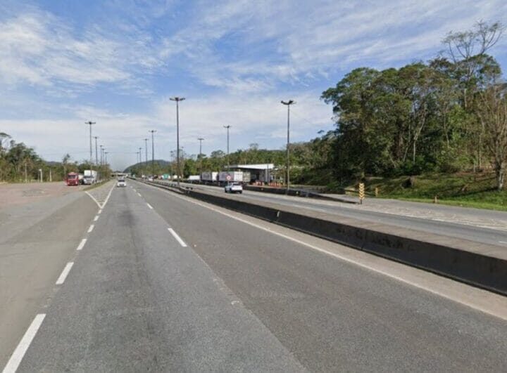 Grupo encapuzado rouba carga de caminhão após render motorista durante descanso em Garuva