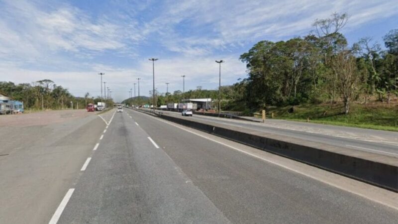 Grupo encapuzado rouba carga de caminhão após render motorista durante descanso em Garuva