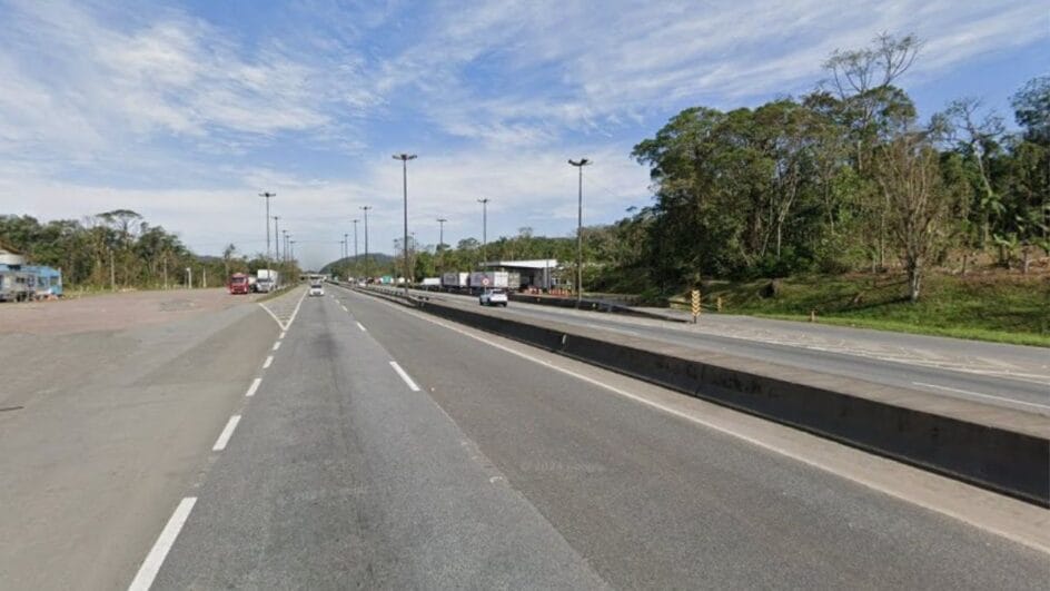 Grupo encapuzado rouba carga de caminhão após render motorista durante descanso em Garuva