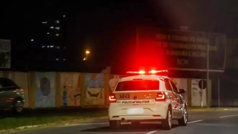 Funcionários enfrentam assaltante e o imobilizam durante tentativa de roubo em SC