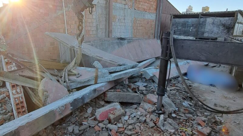 Homem morre esmagado por placa durante remoção de barracão em Itapema