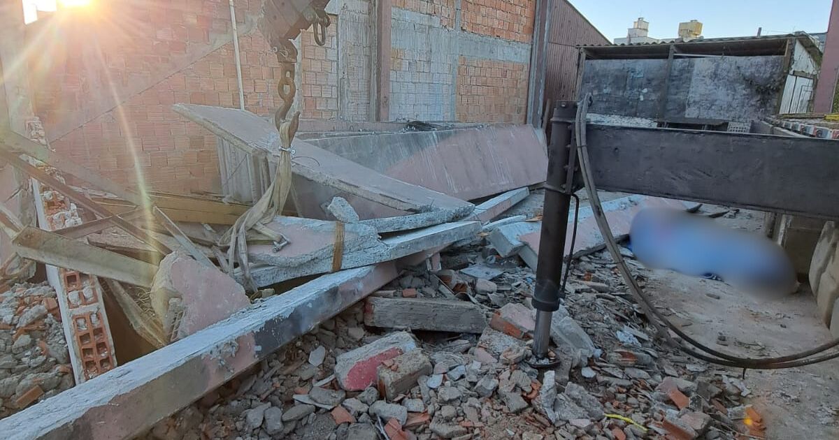 Homem morre esmagado por placa durante remoção de barracão em Itapema