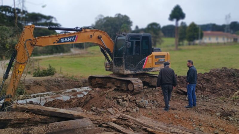 Prefeitura de Campo Alegre substitui pontes de madeira por tubos de concreto na estrada Dona Francisca