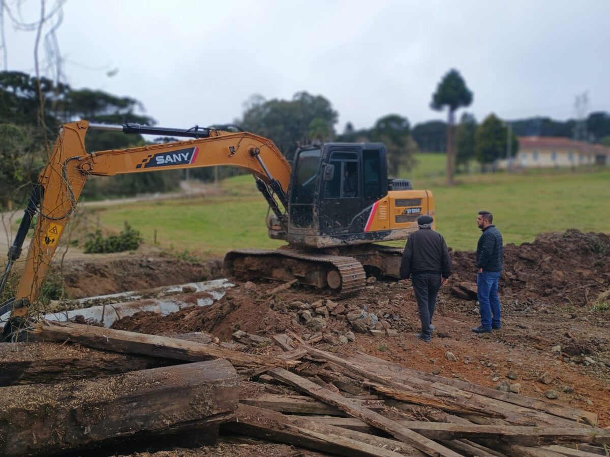 Prefeitura de Campo Alegre substitui pontes de madeira por tubos de concreto na estrada Dona Francisca
