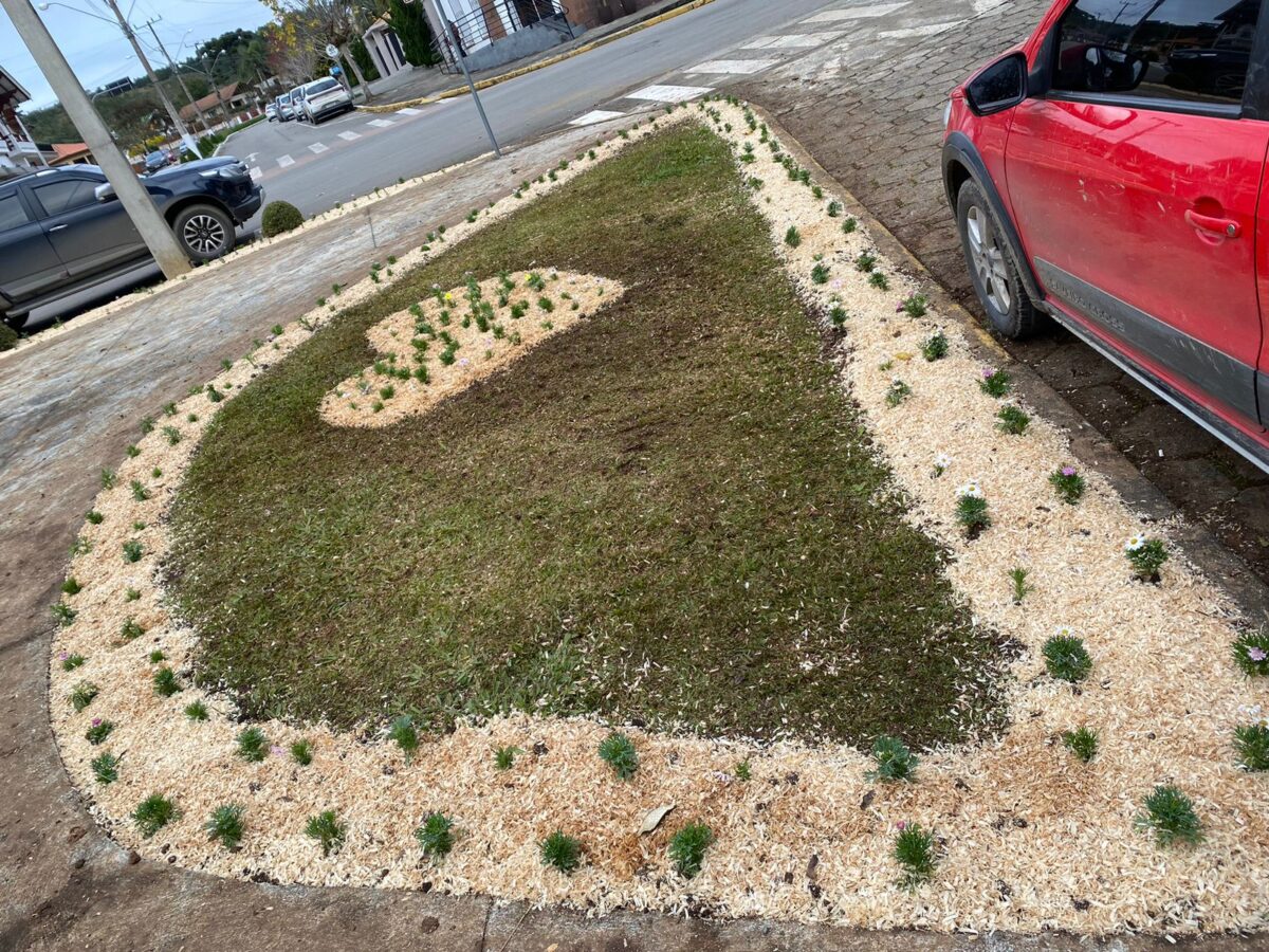 Prefeitura De Campo Alegre Revitaliza Canteiros Com Novos Jardins Na Praça Juarez da Cunha, Maurício Foitte E No Trevo De Acesso A Bateias de Baixo