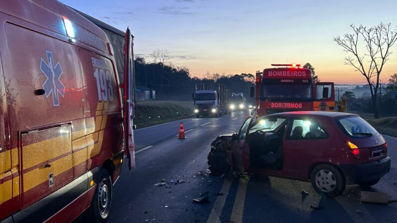 Homem fica ferido após colisão entre carro e caminhão na BR-116, em Papanduva