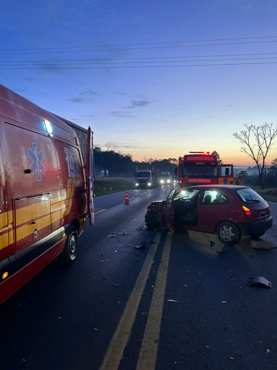 Homem fica ferido após colisão entre carro e caminhão na BR-116, em Papanduva