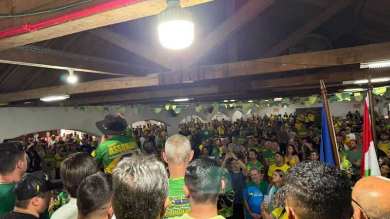 Ato pela liberdade, de Zé Trovão, reuniu 3200 pessoas em Joinville