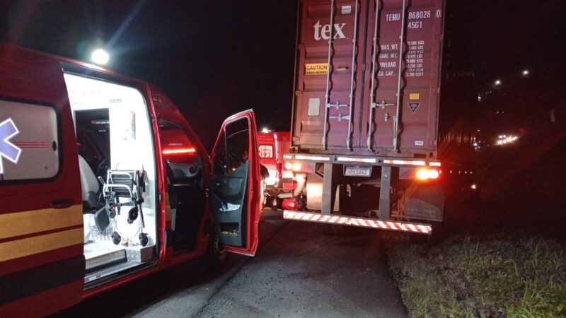 Grave acidente entre carreta e moto mobiliza bombeiros em Rio do Sul