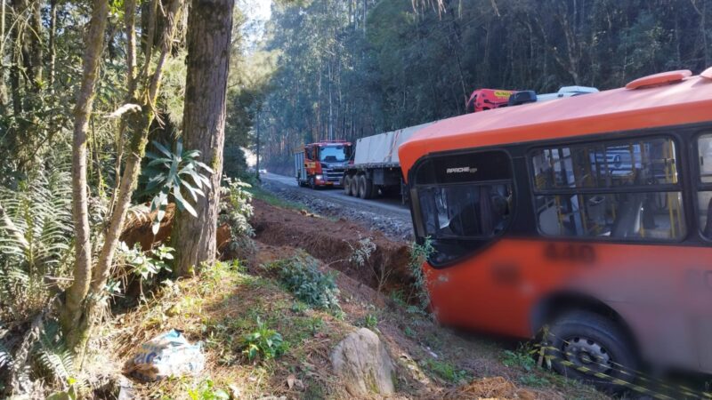 Ônibus sai da pista em curva no bairro Rio Vermelho, em São Bento do Sul