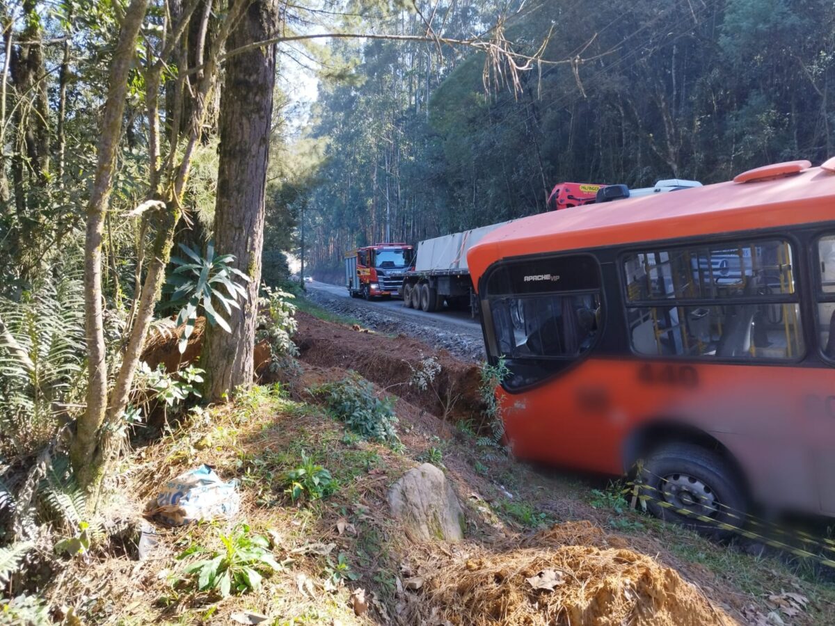 Ônibus sai da pista em curva no bairro Rio Vermelho, em São Bento do Sul