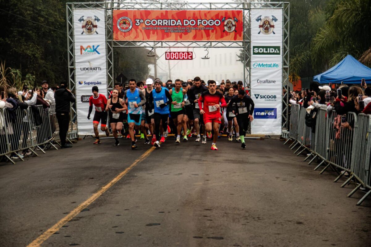 Frio não apaga a chama: Corrida do Fogo reúne 719 atletas em manhã gelada em Rio Negrinho