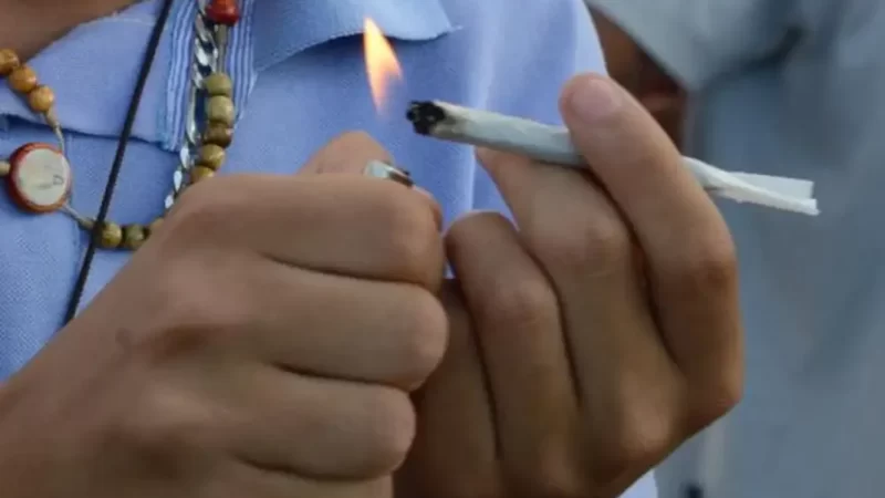 Adolescentes são flagrados com maconha em praça