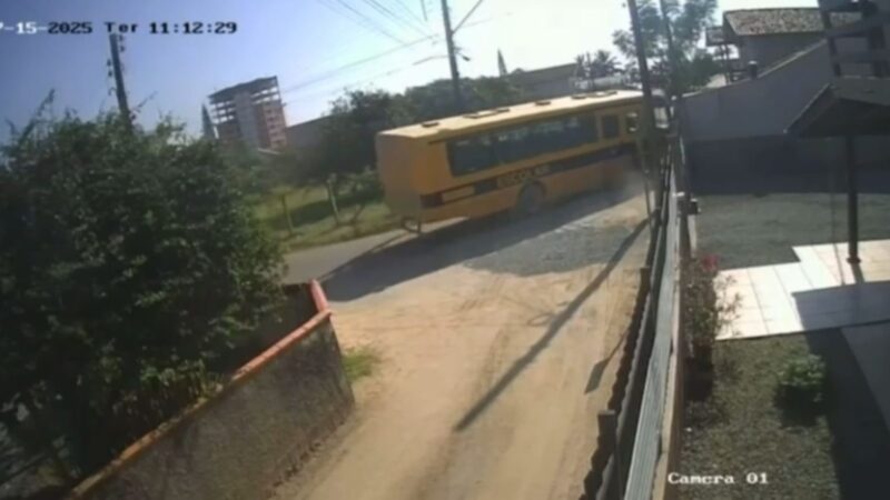 “Motorista não parou”: Ônibus escolar bate em muro de residência em Penha