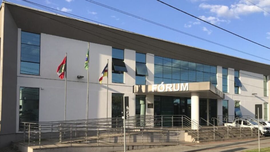 Homem que ateou fogo na esposa após discussão é condenado a 28 anos de prisão em SC