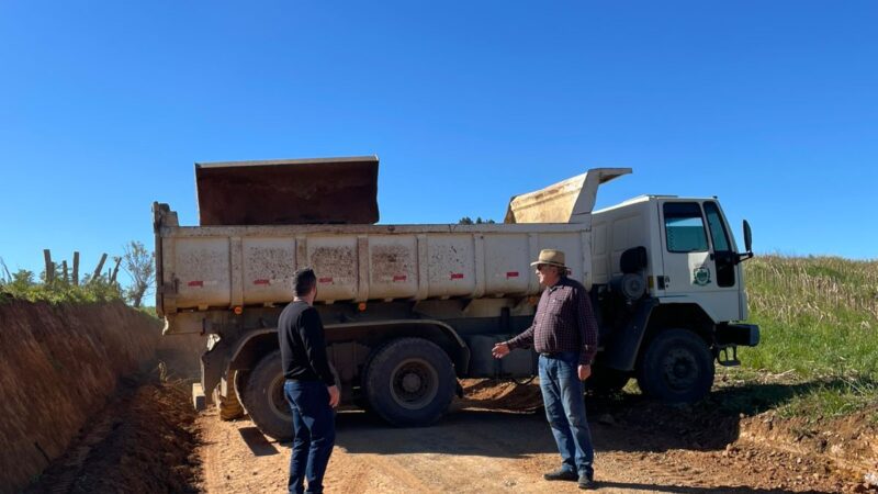 Prefeitura de Campo Alegre amplia estrada na Avenca do Rio Negro para melhorar trafegabilidade e escoamento agrícola