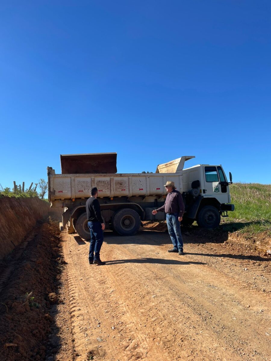 Prefeitura de Campo Alegre amplia estrada na Avenca do Rio Negro para melhorar trafegabilidade e escoamento agrícola