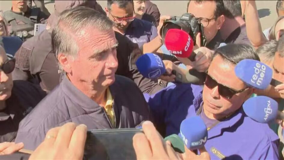 Bolsonaro fala em “perseguição” e nega que desejava sair do país: “Humilhado”