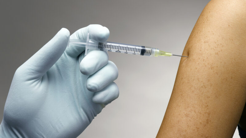 Vacinação contra a gripe neste sábado (12) no Fort Atacadista