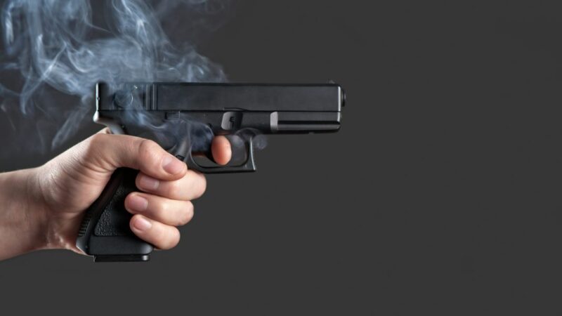 Carro é atingido por disparo de arma de fogo durante a madrugada