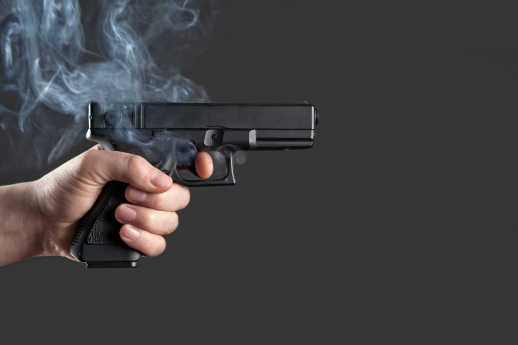 Carro é atingido por disparo de arma de fogo durante a madrugada