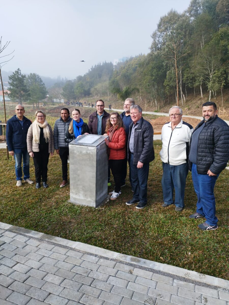 Nova praça no Bairro Rio Negro é inaugurada com festa e homenagens