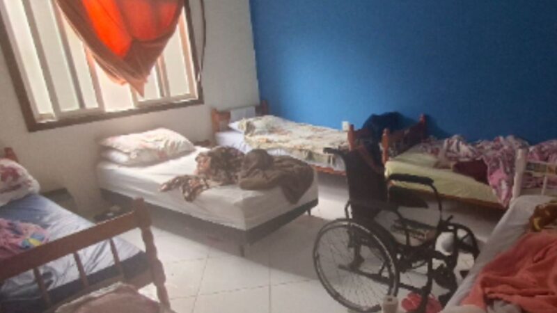 Fiscalização de asilos clandestinos acha idosos malcuidados e camas amontadas, e paciente é levada ao hospital