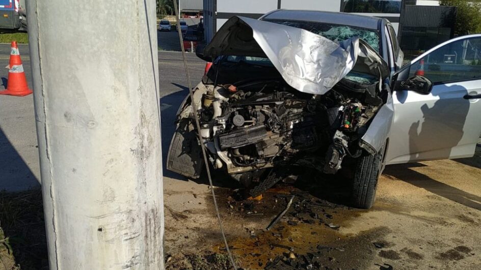 Carro atinge poste em Brusque, motorista morre e causa do acidente é investigada