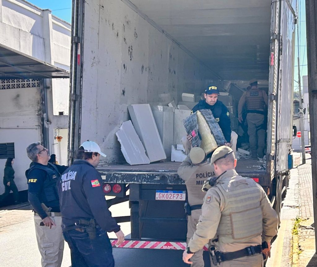 Caminhão carregado com drogas é interceptado na SC-108 em Massaranduba