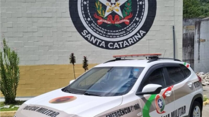 Homem invade casa de ex-esposa, resiste à prisão e agride policial com socos em Jaraguá do Sul