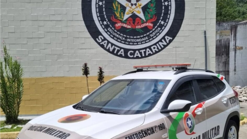 Homem invade casa de ex-esposa, resiste à prisão e agride policial com socos em Jaraguá do Sul