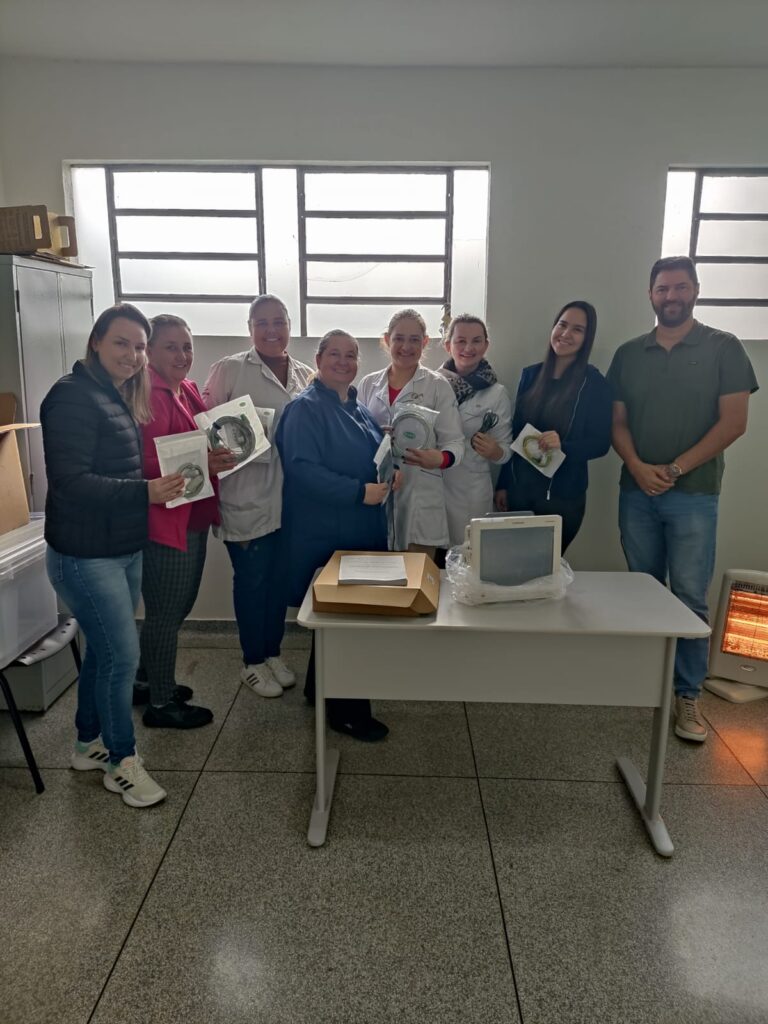 Secretaria de Saúde inicia modernização das unidades com entrega de monitor cardíaco na UBS da Rondinha