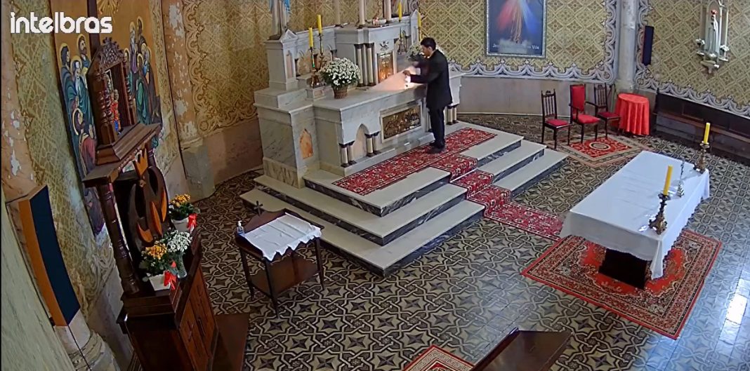 Homem acende rojão em altar de igreja histórica de Itaiópolis