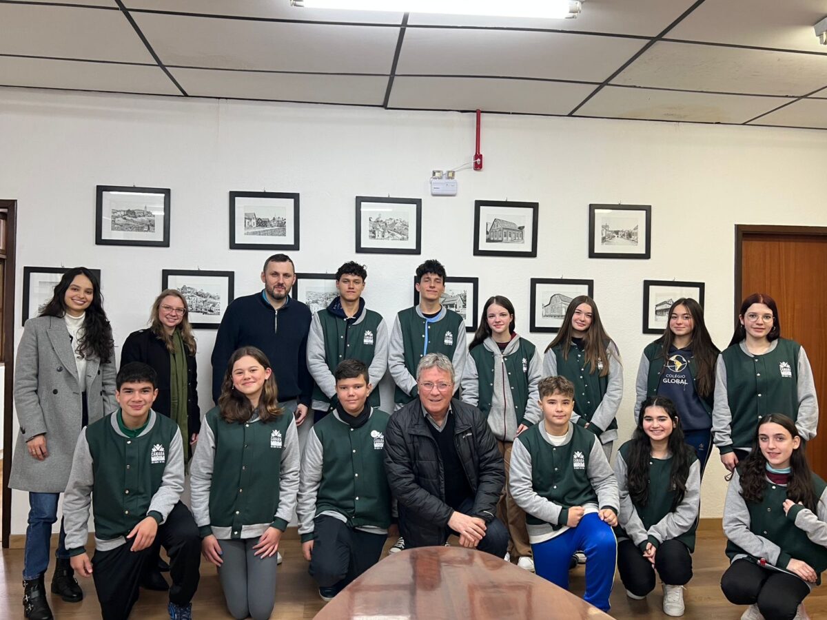 Vereadores mirins visitam gabinete do prefeito