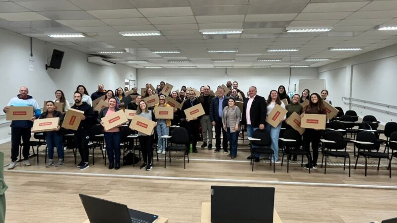 Vereadores prestigiam entrega de notebooks à Educação