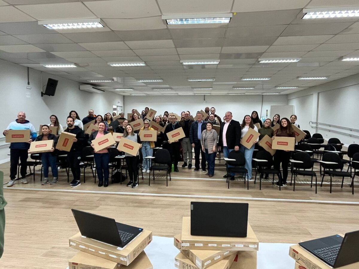 Vereadores prestigiam entrega de notebooks à Educação