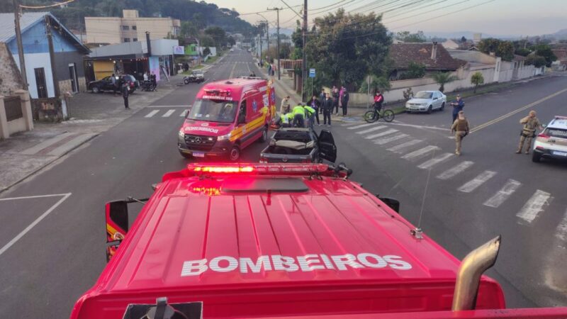 Ciclista de 17 anos tem suspeita de traumatismo craniano em colisão com carro