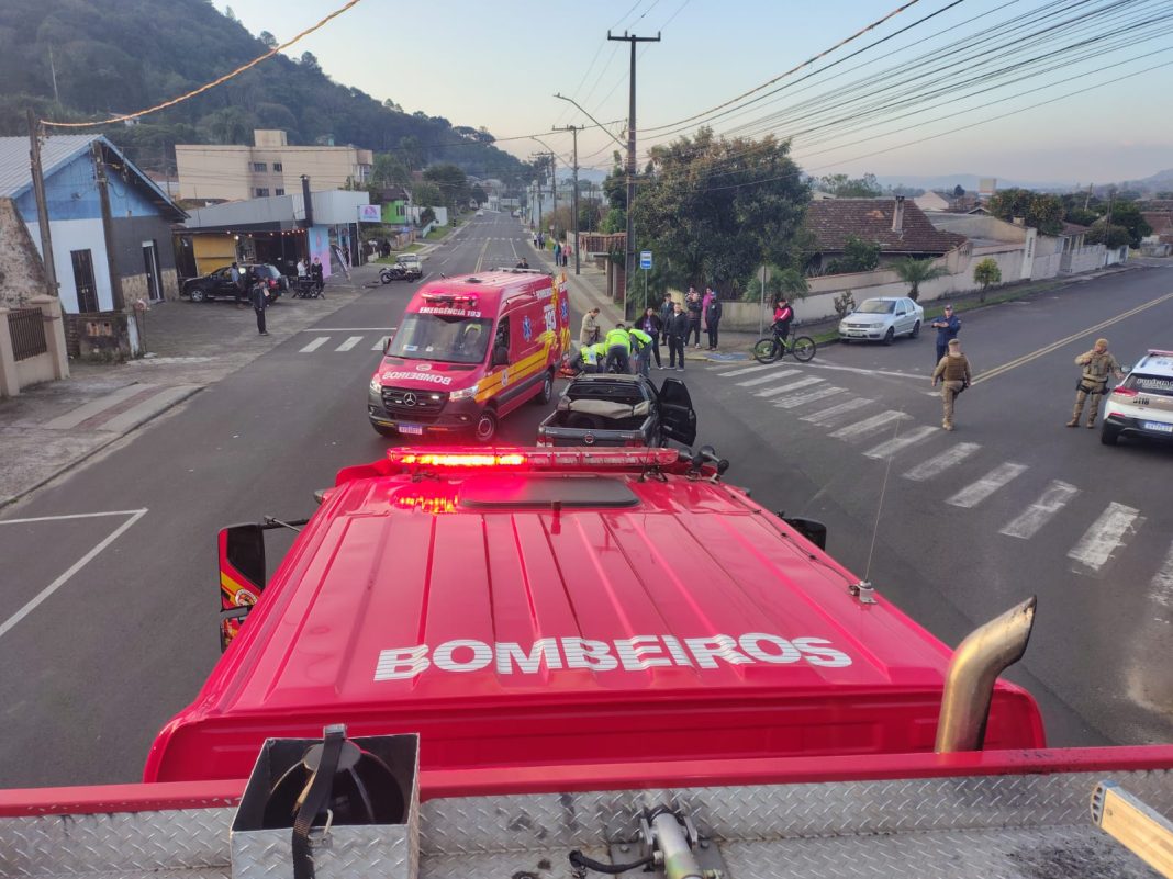 Ciclista de 17 anos tem suspeita de traumatismo craniano em colisão com carro